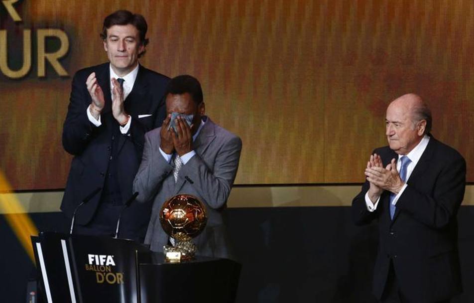 Al fenomeno del calcio mondiale  andato il Pallone d&#39;oro d&#39;onore, riconoscimento alla carriera super del brasiliano che piange commosso. Reuters